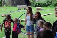 Kinder sprechen Englisch im Ferienlager Magdeburg für Kinder von 7 bis 13 Jahren.